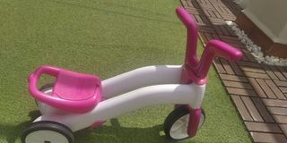 Triciclo infantil rosa y blanco