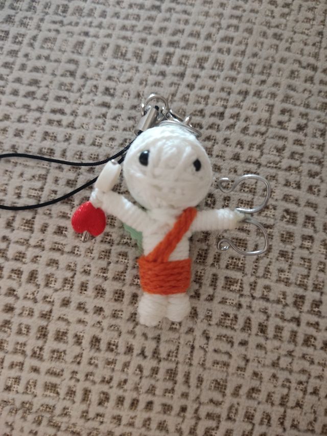 Muñeco de hilo artesanal.