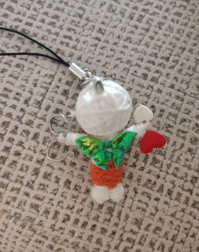 Muñeco de hilo artesanal.