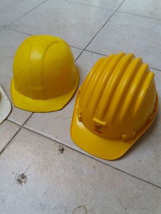 vecchi caschi da cantiere non più a norma/scaduti