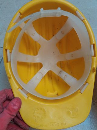 vecchi caschi da cantiere non più a norma/scaduti