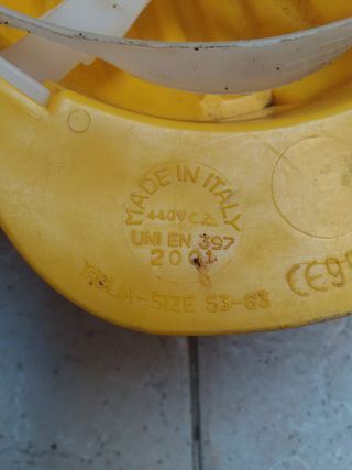 vecchi caschi da cantiere non più a norma/scaduti