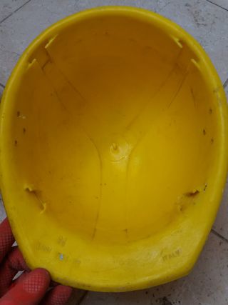 vecchi caschi da cantiere non più a norma/scaduti
