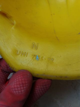 vecchi caschi da cantiere non più a norma/scaduti