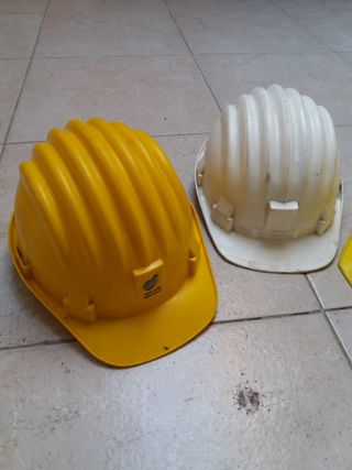 vecchi caschi da cantiere non più a norma/scaduti