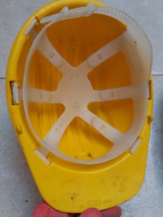 vecchi caschi da cantiere non più a norma/scaduti