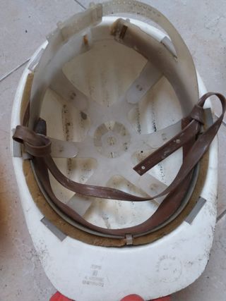 vecchi caschi da cantiere non più a norma/scaduti
