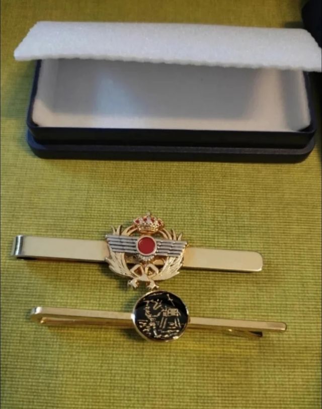 Pisacorbatas militar