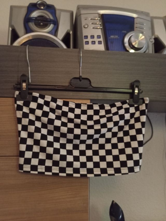 Top corto cuadros blanco y negro