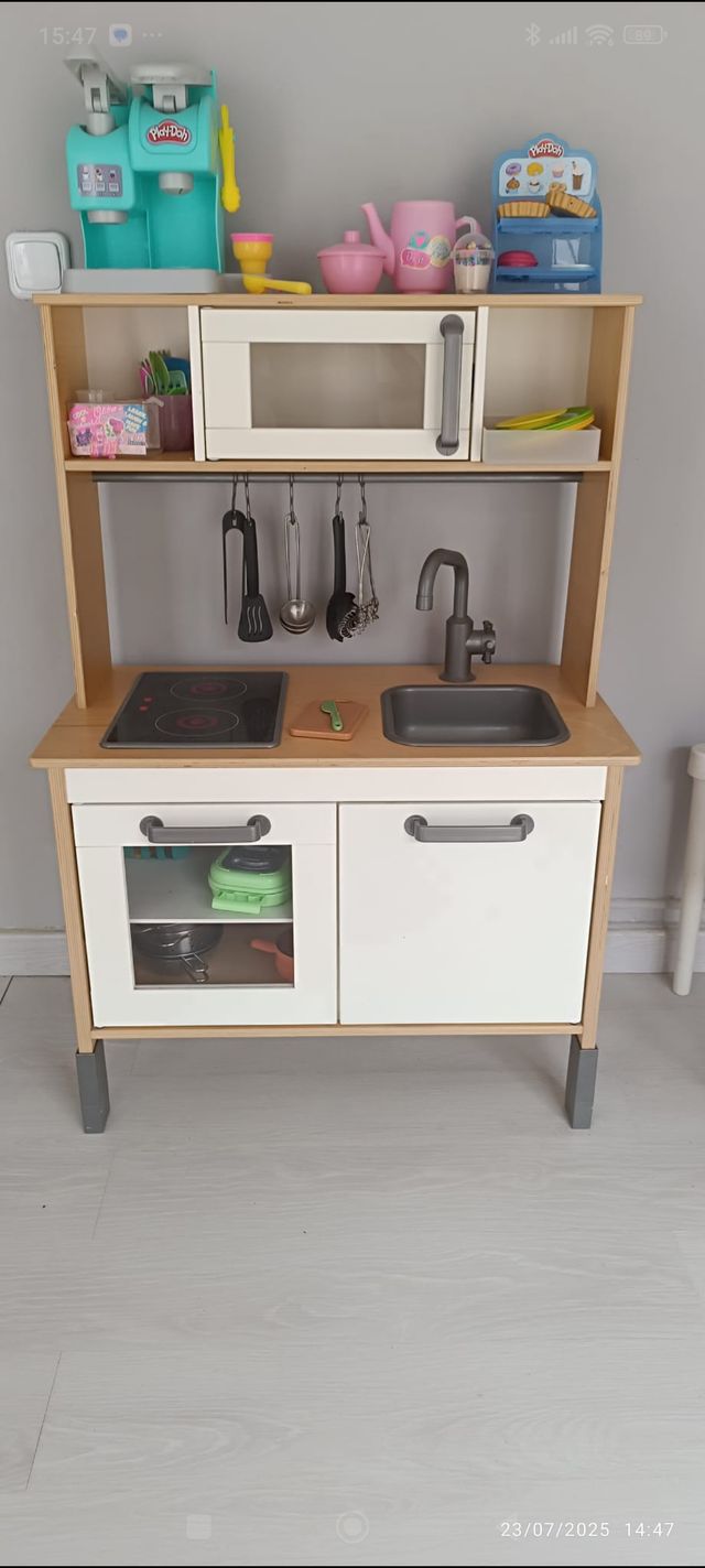 Cocinita infantil madera con muchos complementos