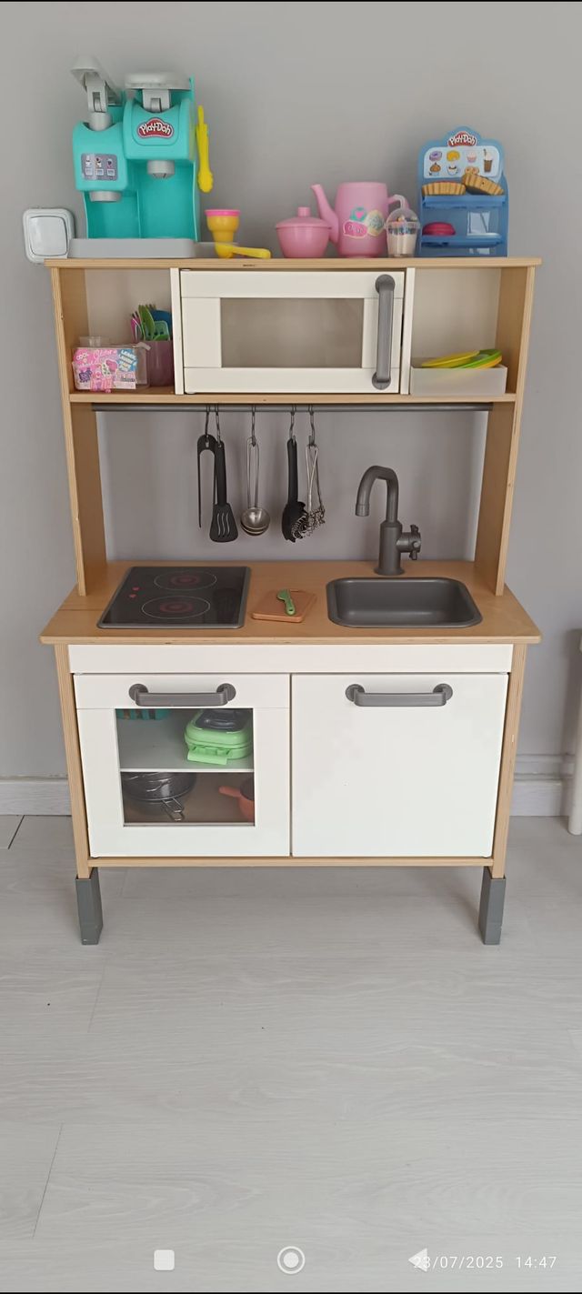 Cocinita infantil madera con muchos complementos