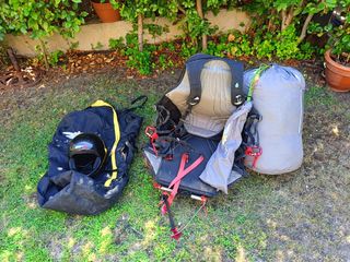 Equipo Parapente, silla, paracaidas y casco.