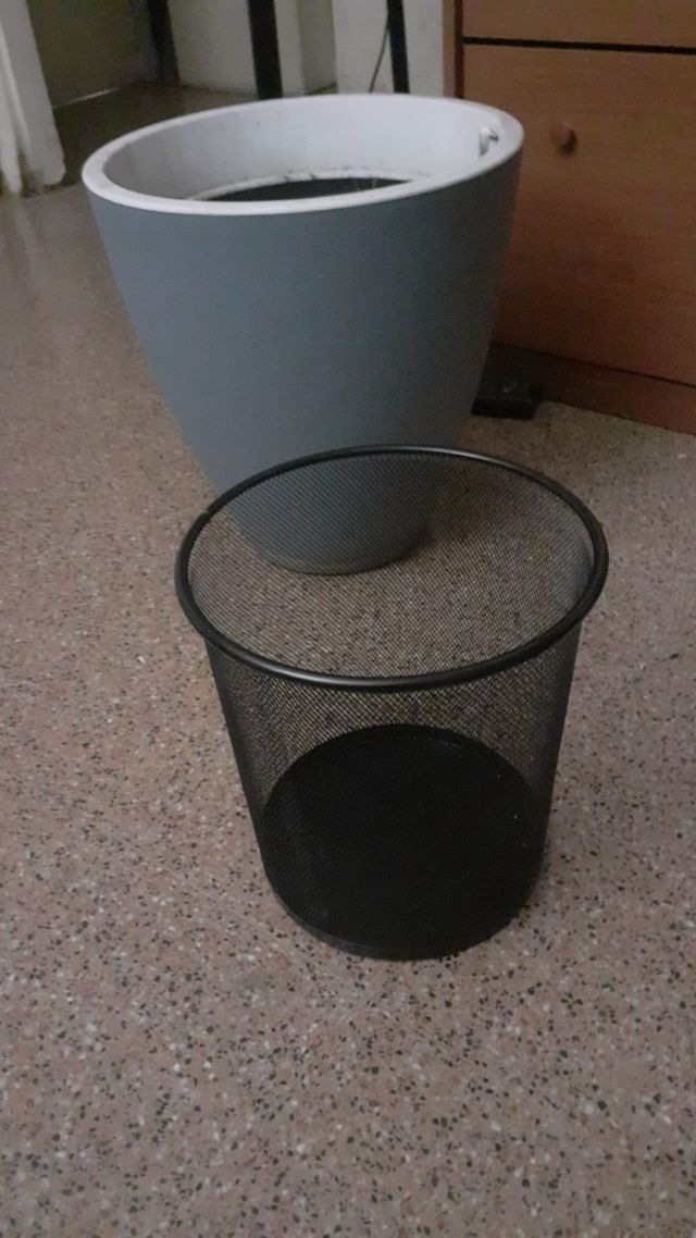 Papelera metálica negra