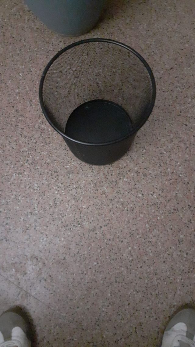 Papelera metálica negra