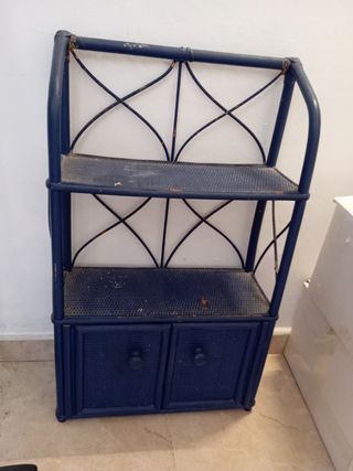 Estantería azul vintage de mimbre