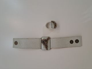 Pulsera y anillo de cuero blanco
