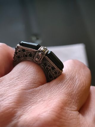 Anillo espinelas negras plata