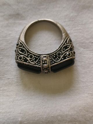 Anillo espinelas negras plata