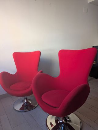 2 poltrone girevoli EGG rosse