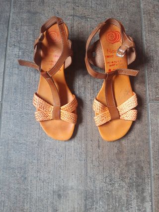 Sandalias topolino marrones y naranjas