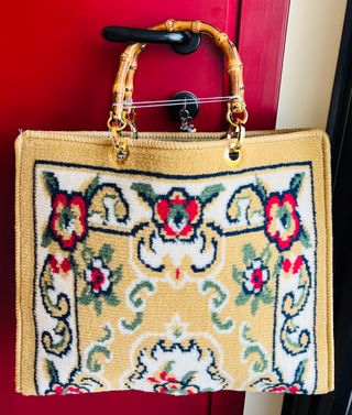 Borsa in vimini beige con manici in bambù