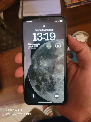 iPhone 11 nero + 2 cover silicone e coricatore 