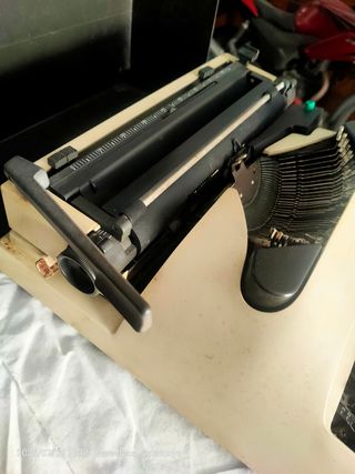 Olivetti Lettera 12 - Máquina de escribir
