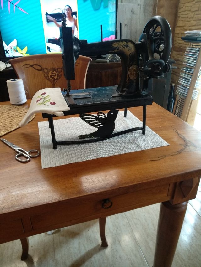 Pequeña maquina coser antigua, con caja d encastre