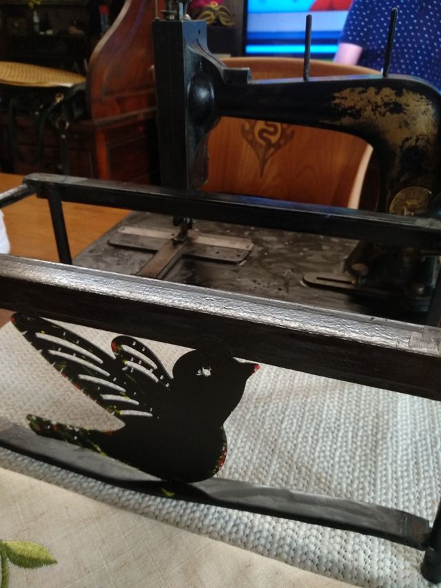 Pequeña maquina coser antigua, con caja d encastre