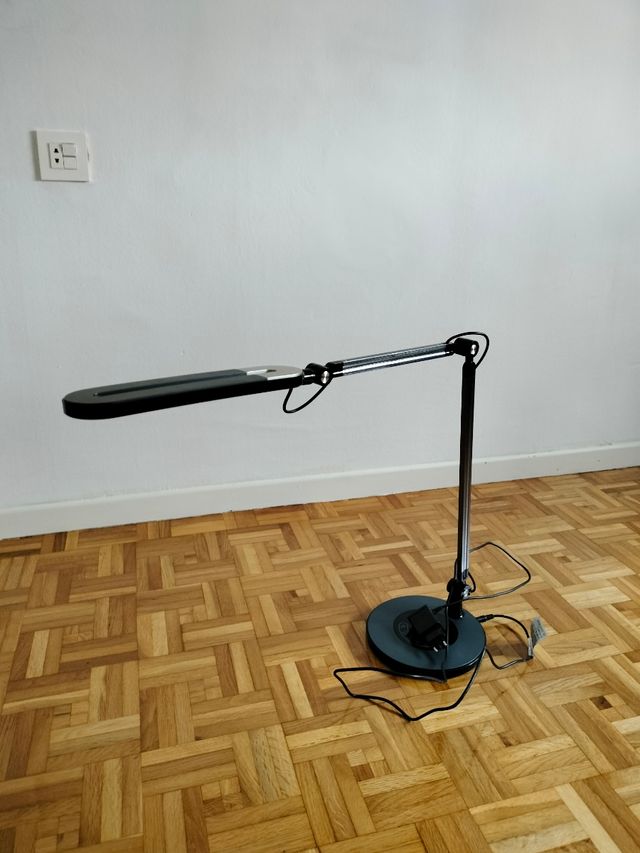 Lámpara escritorio LED moderna