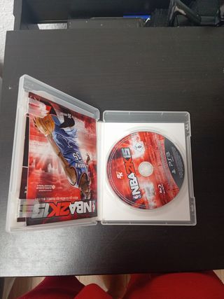 PS3 (PlayStation 3) negra con juegos y un mando
