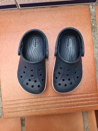 Crocs azules con detalle rojo