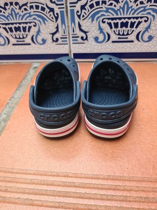 Crocs azules con detalle rojo