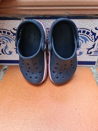 Crocs azules con detalle rojo