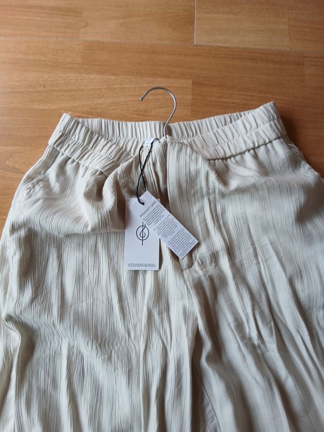 Pantalones Stradivarius beige anchos