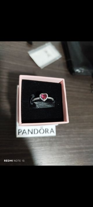 Anillo corazón rojo.