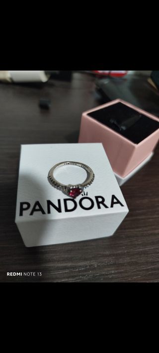 Anillo corazón rojo.