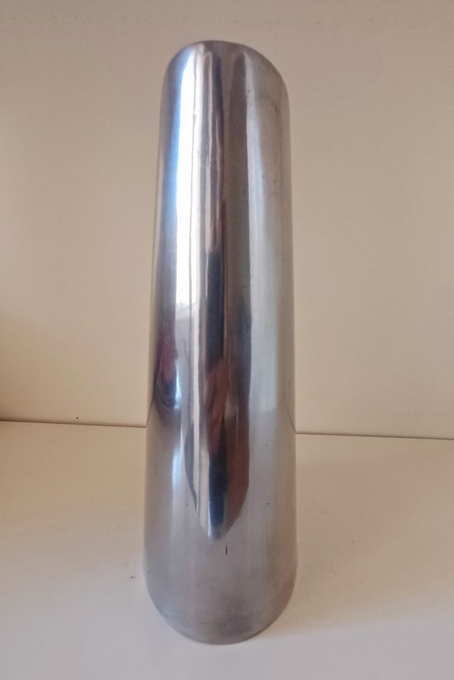 Jarrón metálico plateado