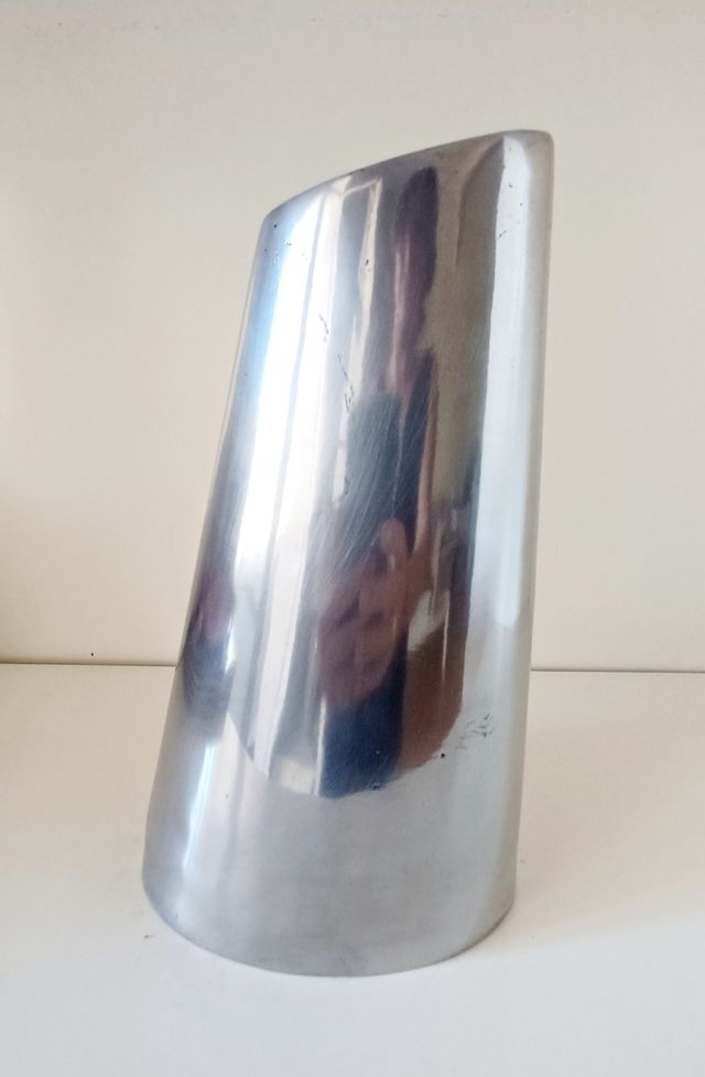 Jarrón metálico plateado