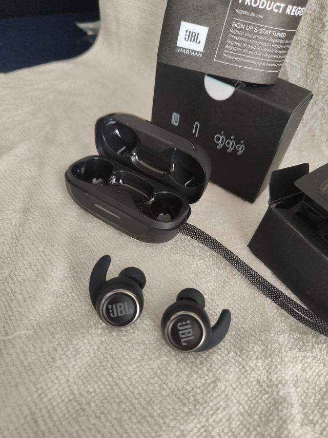 Auriculares JBL negros inalámbricos