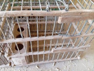 Antiche gabbie per uccelli in legno
