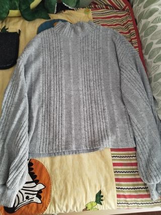 Jersey marrón marca Zara. Sudadera gris.