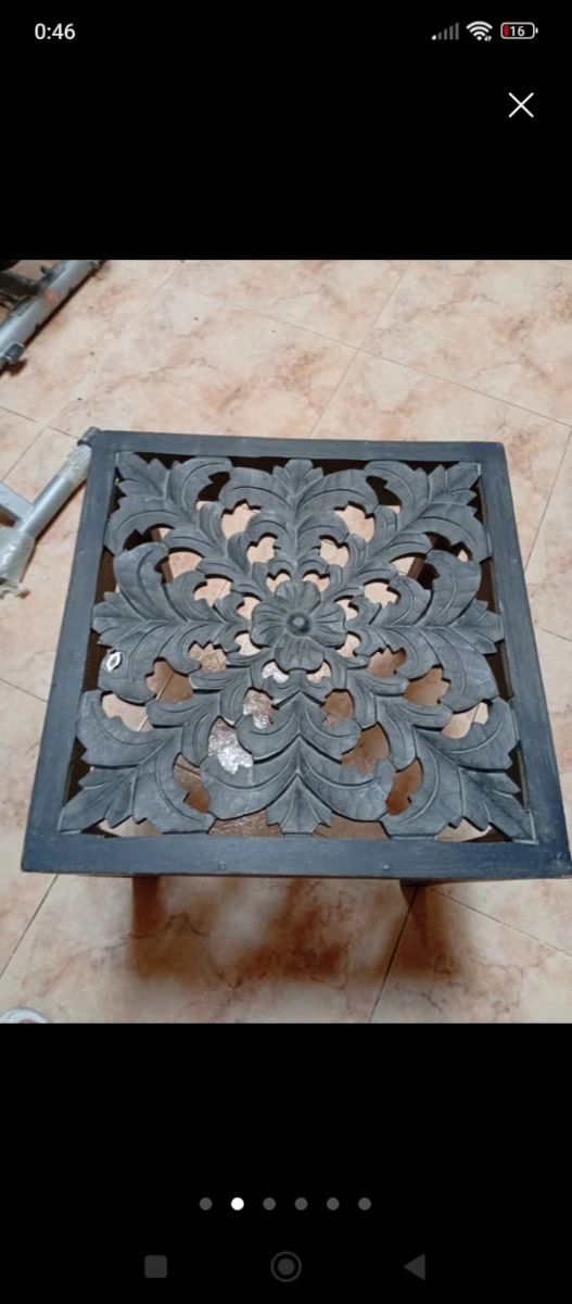 MESA TALLADA EN MADERA EN UN COLOR GRIS ENVEJACIDO