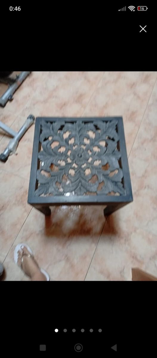 MESA TALLADA EN MADERA EN UN COLOR GRIS ENVEJACIDO