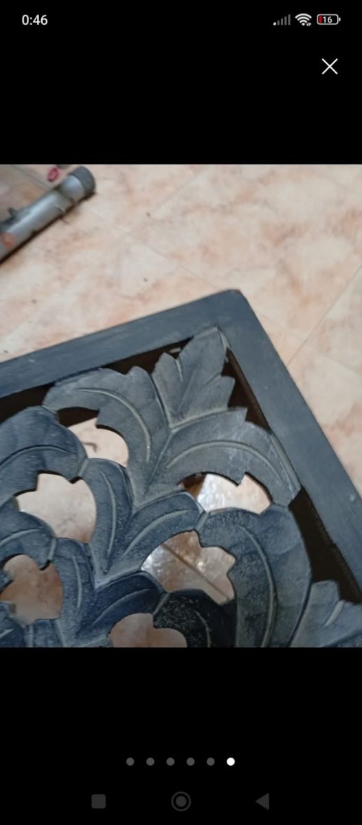 MESA TALLADA EN MADERA EN UN COLOR GRIS ENVEJACIDO