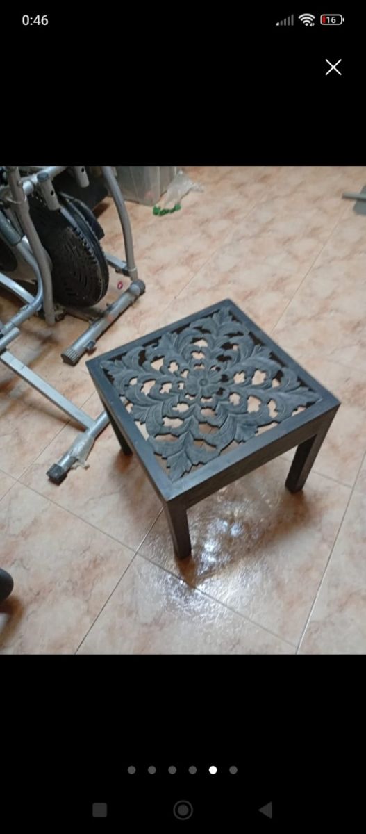 MESA TALLADA EN MADERA EN UN COLOR GRIS ENVEJACIDO