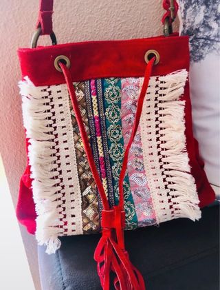 Bolso de ante rojo y bordados