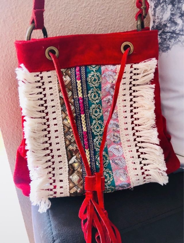 Bolso de ante rojo y bordados