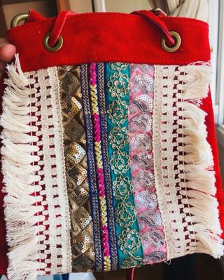 Bolso de ante rojo y bordados