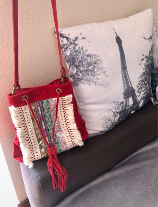 Bolso de ante rojo y bordados